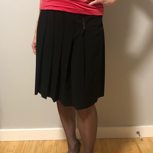 Deane & White beautiful black pleated skirt. Never worn, new condition - Picture 3 of 10